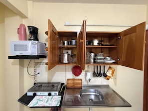 City Apartment | Private kitchen | Full-size fridge, microwave, coffee/tea maker, cookware/dishes/utensils - Apart-Norte Flat Belém Aeroporto (Belém)