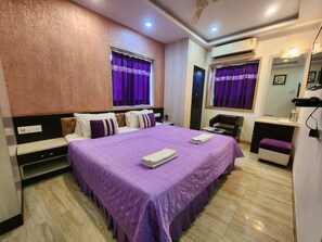 Habitación cuádruple, vistas a la ciudad | Wifi gratis y ropa de cama