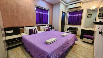 Habitación cuádruple, vistas a la ciudad | Wifi gratis y ropa de cama