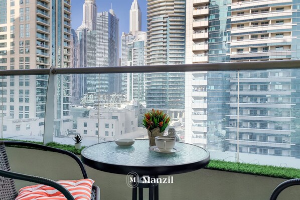 Balcony - Manzil-Cozy 1BR in Marina with City View (Dubai)