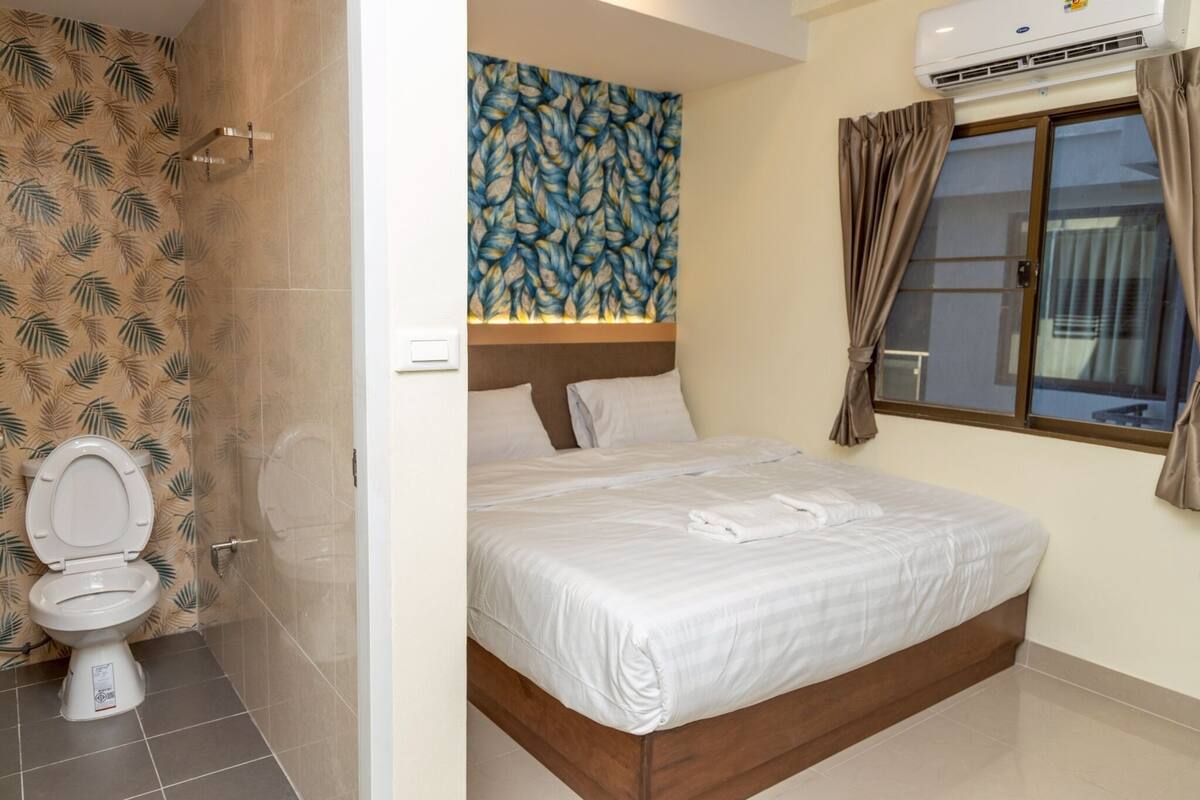 Desk, WiFi (free), bed sheets