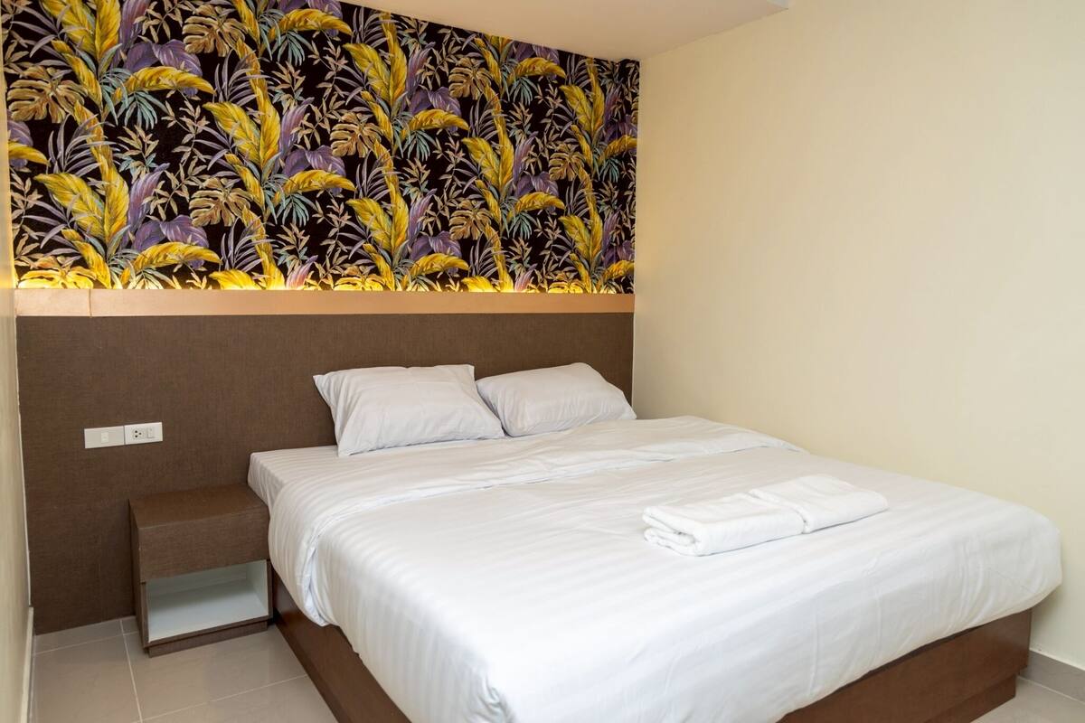 Desk, WiFi (free), bed sheets