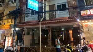 Un immeuble à plusieurs étages, sur lequel on peut voir une grande enseigne indiquant « SEA IN », ce qui suggère qu’il s’agit d’un restaurant ou d’un bar.