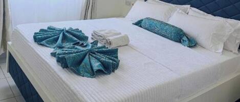 3 habitaciones, tabla de planchar con plancha, wifi y ropa de cama