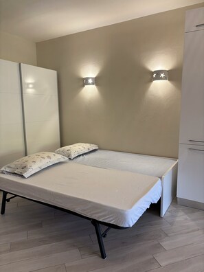 1 غرفة نوم ومكواة/لوح كي وخدمة الإنترنت وملاءات أسرّة