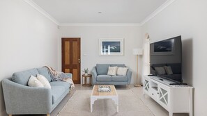 Una Smart TV, una chimenea