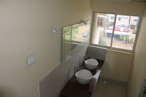 Sèche-cheveux, serviettes fournies, savon, papier toilette