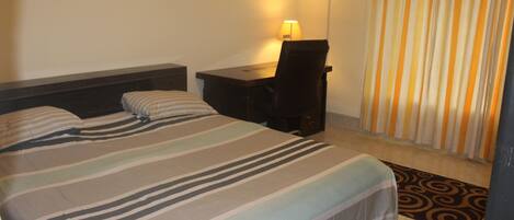 6 bedrooms, iron/ironing board, WiFi, bed sheets