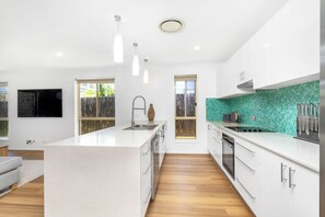 ثلاجة، ميكروويف، فرن، موقد طهي مسطح