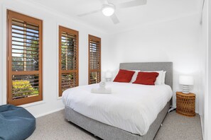 4 عدّة غرف نوم وواي فاي مجانًا وملاءات أسرّة