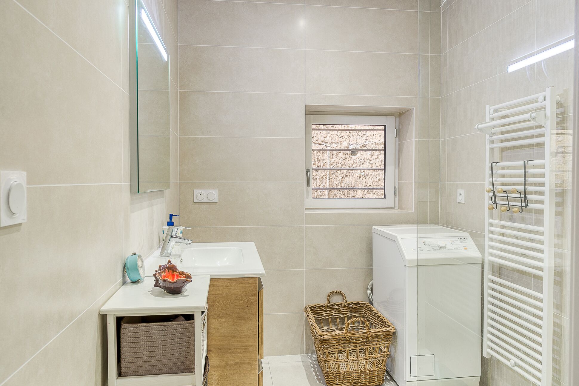 Doccia, asciugacapelli, asciugamani, sapone