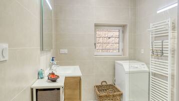 Doccia, asciugacapelli, asciugamani, sapone