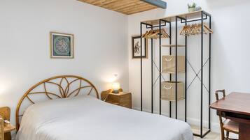 2 slaapkamers, een strijkplank/strijkijzer, internet, beddengoed