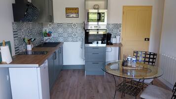 Microondas, horno y placa de cocina