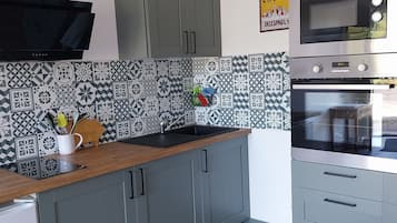 Microondas, horno y placa de cocina