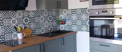 冷蔵庫、電子レンジ、オーブン、コンロ