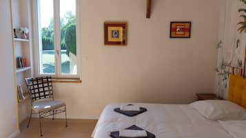 1 dormitorio, tabla de planchar con plancha, wifi y ropa de cama