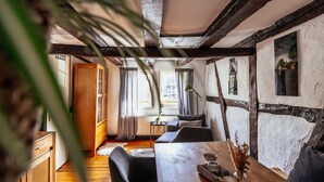 Una habitación acogedora con una mesa de madera, un sofá y vistas al exterior.