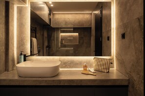 Apartment, 2 Bedrooms, Patio | Bathroom