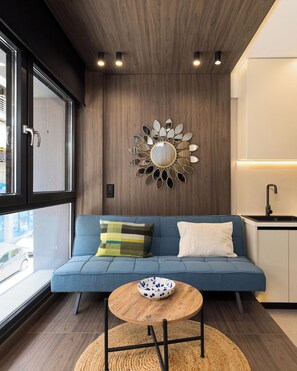 Studio, 1 Queen Bed with Sofa bed | Blackout drapes, soundproofing, iron/ironing board, free WiFi