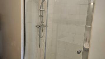 Douche, sĂšche-cheveux, serviettes fournies, savon