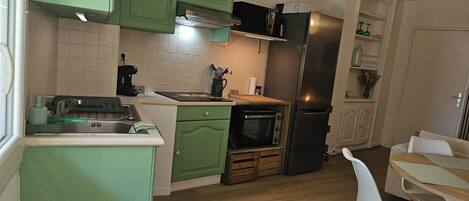 Frigorifero, microonde, forno, piano cottura