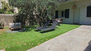 A patio with a sofa, two lounge chairs, and a dining table with chairs. - 54m² cocooning apartment in the center of St Cannat (Saint-Cannat)