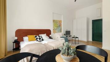 Iron/ironing board, travel crib, WiFi, bed sheets