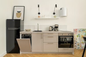 Fridge, oven, stovetop, dishwasher