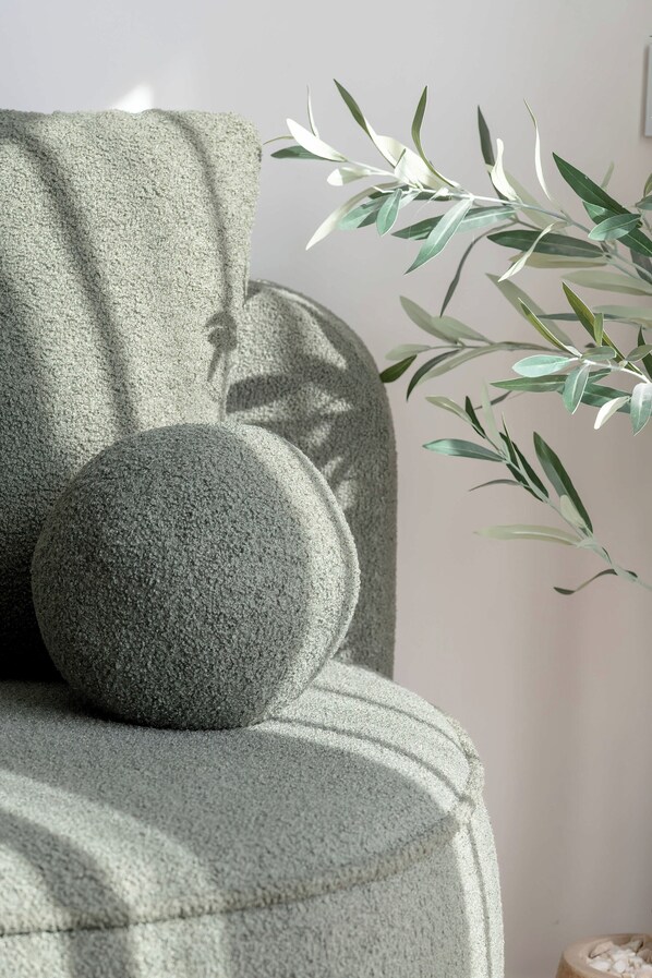 Unclassified image, 1 of 40, button