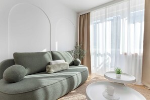 Unclassified image, 5 of 40, button