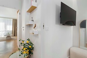 Tabla de planchar con plancha, wifi y ropa de cama 