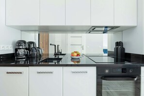 Frigorifero, forno, piano cottura, lavastoviglie