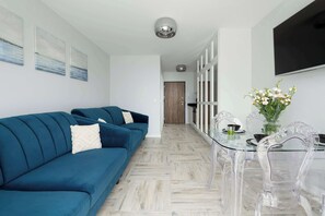 TV, offices - Stylish Studio in Miedzywodzie | Balcony, Close to the Beach (Międzywodzie)