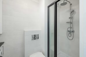 Regadera, secadora de cabello, toallas, shampoo