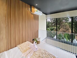 Desk, WiFi, bed sheets