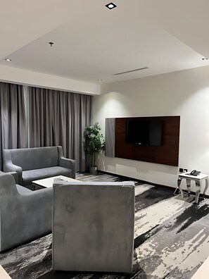 Apartemen, 1 kamar tidur | Area keluarga | Smart TV 32-inci dengan saluran TV satelit