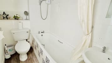 Secadora de cabello, toallas, papel de baño