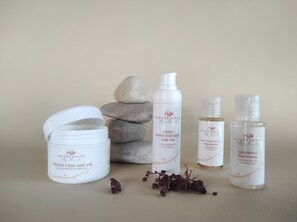 Hårføner, bidé, håndklær og såpe