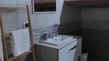 SĂšche-cheveux, bidet, serviettes fournies, savon