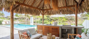 Luxury villa, the bamboo beach villa, 2 minutes from Jan Thiel for 12 people