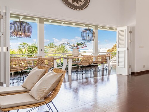 Luxury villa, the bamboo beach villa, 2 minutes from Jan Thiel for 12 people
