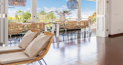 Luxury villa, the bamboo beach villa, 2 minutes from Jan Thiel for 12 people