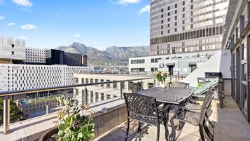 Apartment (2 Bedrooms) | Front of property