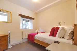 2 habitaciones, tabla de planchar con plancha, wifi y ropa de cama