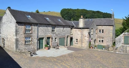 Beautiful Farm environment, in the Peak District. Close to walking trails.
