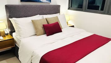 Appartamento Luxury, 1 camera da letto, vista città | Postazione laptop, tende oscuranti, insonorizzazione