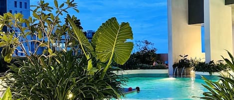 2 outdoor pools