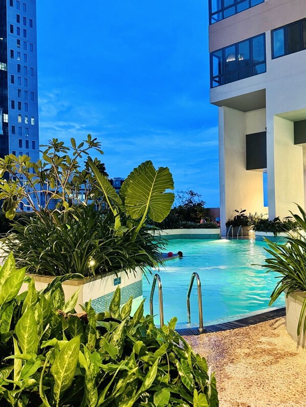 2 outdoor pools