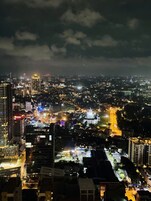 Un paisaje urbano nocturno con edificios e iluminadas calles.